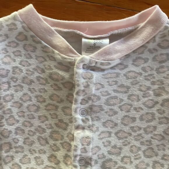 3-6 month Baby Gear pink & white snap footed pajamas w/cheetah print - Picture 2 of 13